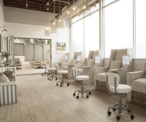 Cách trang trí nội thất tiệm nail đẹp, sang trọng và thu hút khách hàng