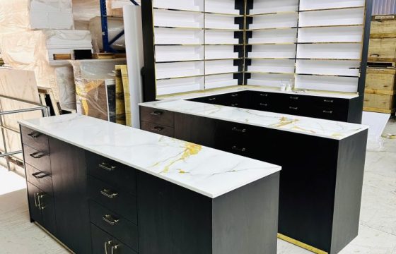 Kệ Sơn Móng: Bí Quyết Trưng Bày Chuyên Nghiệp và Thu Hút Cho Nail Salon Tại Mỹ